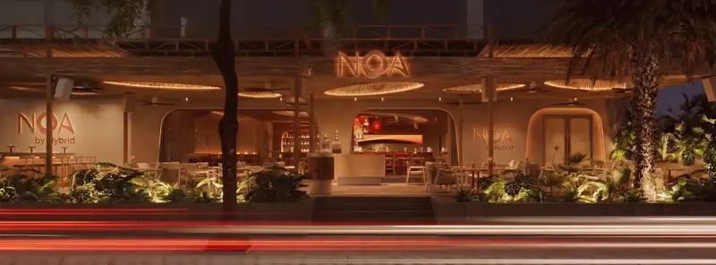 Mặt tiền NOA Nha Trang tại 62 Trần Phú — mái hiên gỗ, đèn hắt oval và vòm cửa