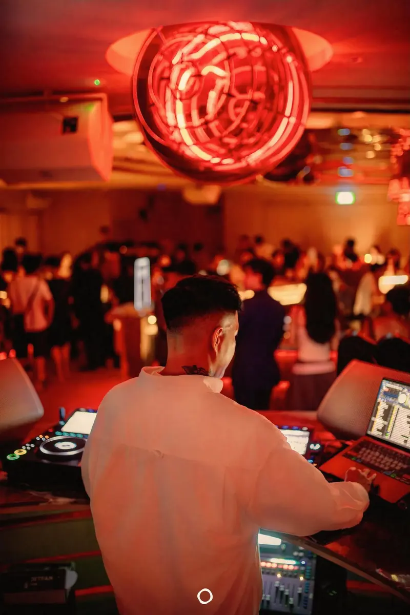 DJ chơi nhạc tại NOA Nha Trang dưới đèn cầu đỏ