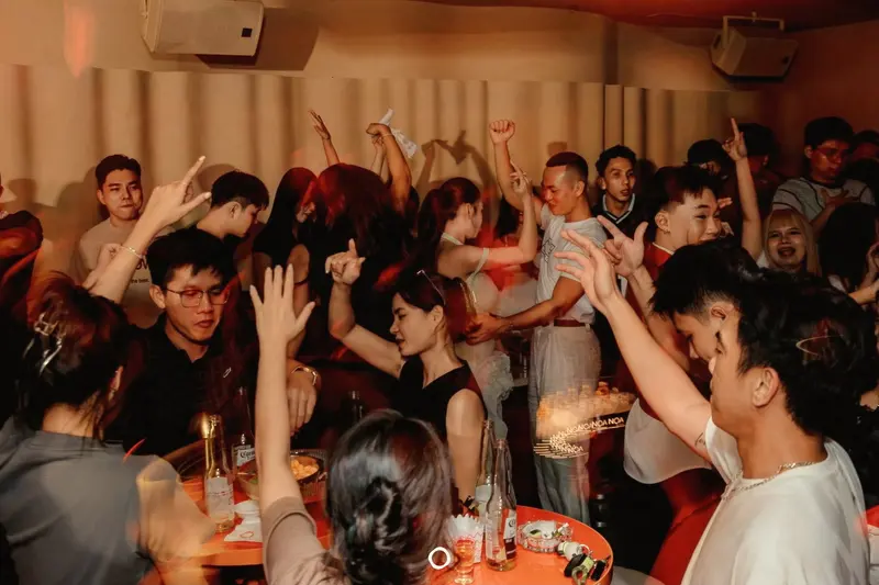 Nhóm khách hoà nhịp quanh bàn tại NOA Nha Trang