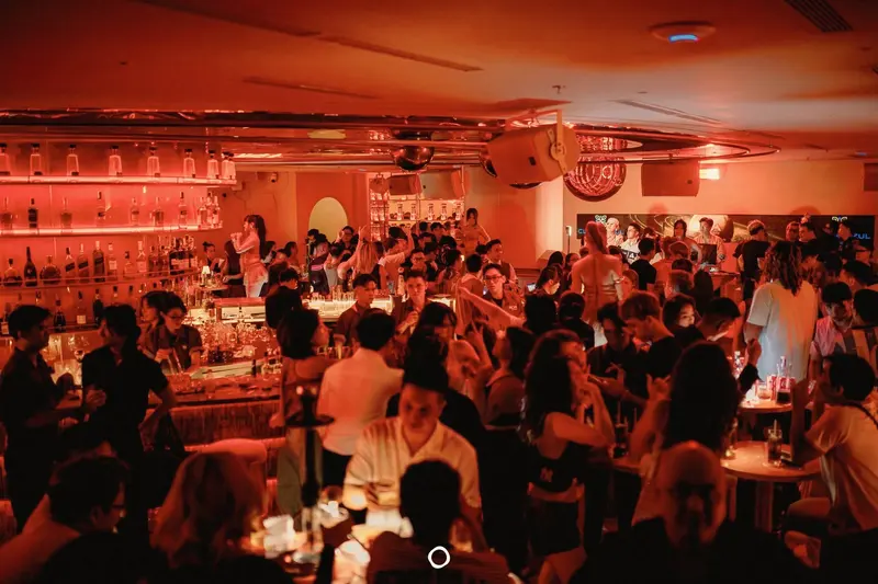 Khu sân khấu DJ và sàn nhảy trong nhà NOA Nha Trang